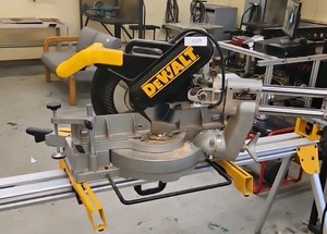 DeWalt miter saw with stand dw708 (R139)