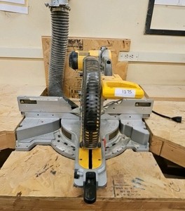 DeWalt DW718 12-inch compound miter saw featuring a 15-amp, 120V motor. (r137)