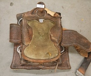 vintage saddle (r137)