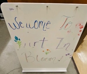 dry erase display board with shelf (r137)