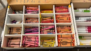crayons markers (r137)