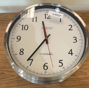 lot of 4 Clocks (lobby)