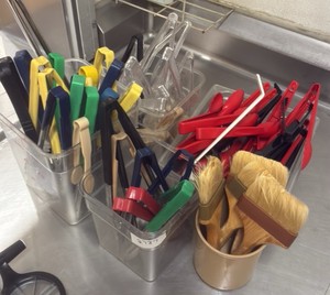 Tongs and brushes (KITCHEN)