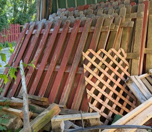 Picket wood fencing (OUTSIDE)