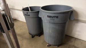 two trash cans on wheels CR134