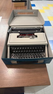 OLIVETTI  Underwood LETTERA CML 31 typewriter with case