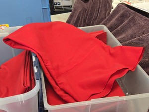 Lot of (5) Commercial Tablecloth 90 (red) (round)