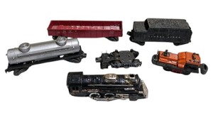 Vintage Lionel O Gauge Train Cars and Accessories