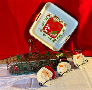 Misc vintage Christmas platter, basket & wall hanging
