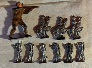 Vintage group of 10 tin-lead soldiers horses, 1 Barclay toy