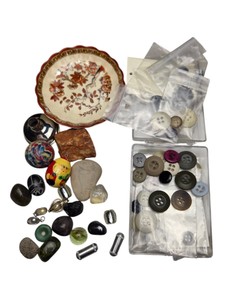 Mixed Small Collectibles Lot With Copeland Spode India Tree Dish, Buttons, Stones & Trinkets