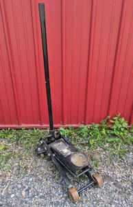 Black Hydraulic Floor Jack