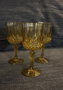 Plastic wine glasses - pack of 25 - vintage brown color - dusty - needs a good wash -great for parties, anniversaries, birthdays or holiday
