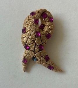 Vintage Signed TRIFARI Textured Gold-Tone Ribbon Brooch - Princess-Cut Magenta Rhinestones