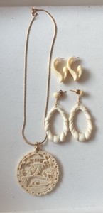 Vintage Chinoiserie Carved Cream Pendant Necklace & Earrings Set