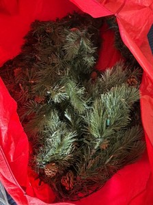 Large Pre-Lit Artificial Christmas Garland with Pinecones & Red Storage Bag