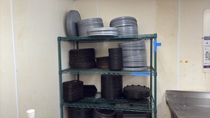 Pizza pan separators and pizza pans