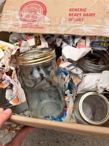 Approx 6 Mason Jars in box.