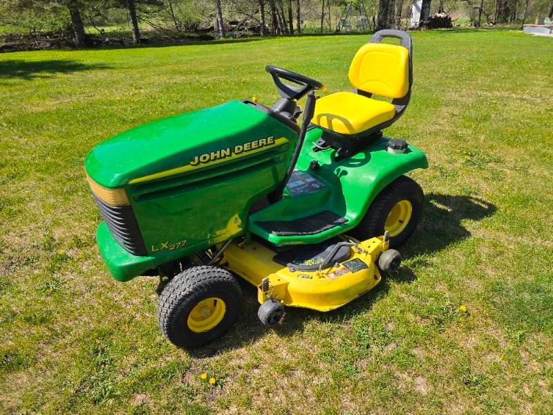 John Deere LX277 Lawn Tractor