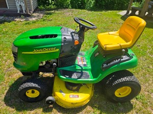 John Deere L118 Lawn Tractor