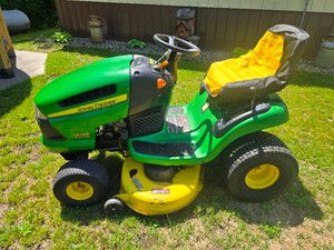 John Deere LA120 Lawn Tractor