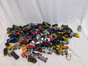 (150)Huge Lot of Hot wheels Toy Cars, Various Conditions and Years