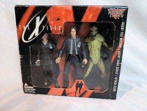 NIB 1998 McFarlane Toys The X-Files 3-pack,Agents Fox Mulder, Dana Scully, and an Attack Alien