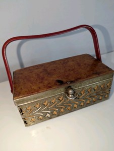 1950s box purse features a tortoiseshell-style lucite lid and intricate filigree brass sides