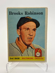 1958 Topps Brooks Robinson Vintage Baseball Card, One of the Greatest 3rd Basemen of all Time