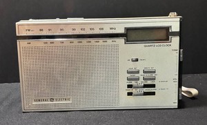 K - Vintage General Electric Quartz LCD Clock Radio T-2180C