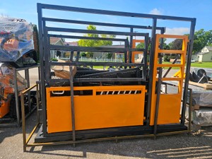 Unused 2026 LandHonor 10 Cattle Squeeze Chute LHR-CSC10