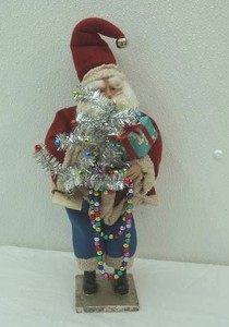 16 Santa Claus Figurine