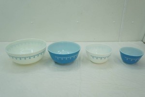 Vintage Pyrex Blue Garland Snowflake Nesting Mixing Bowl Set.