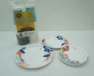 20 Coffee Cups and Lids, Dixie & Solo Plates