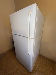 Electrolux Top-Freezer Refrigerator White Approx. 64x30 in Good Condition
