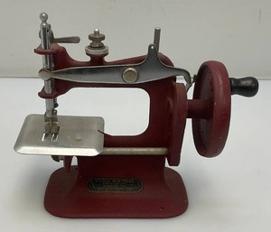 Minature Stitch Mistress Childs Sewing Machine 3 12 x 6 14 x 7