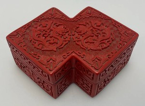 Vintage Unique Mid-Century Red Chinese Cinnabar Lacquered Box 2 14 x 4 12 x 6 12