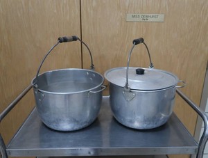 2 BIG STOCK POTS WITH POUR SPOUTS AND 1 LID