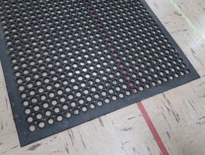1 LARGE RUBBER FLOOR MATT