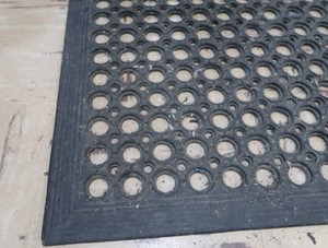 1 LARGE SAFELOCK RUBBER FLOOR MATT