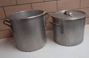 2 STOCK POTS 1 LID