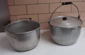 2 POTS WITH POUR SPOUTS 1 LID