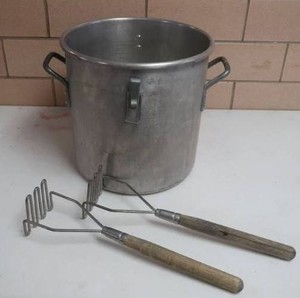 1 BIG POT & 2 GIANT POTATO MASHERS