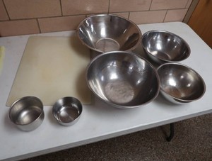 SET OF NESTED STAINLESS MIXING BOWLS PLUS