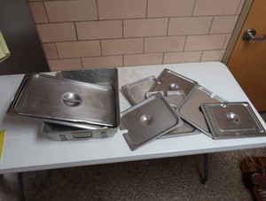 1 LARGE ROASTING  BAKING  PAN WITH 7 LIDS