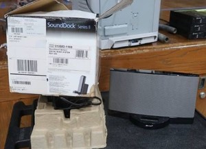 NEW IN BOX BOSE SOUNDDOCK SYSTEM - OLD IPOD PLUG IN