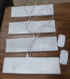 4 APPLE COMPUTOR KEYBOARDS AND 2 APPLE MAGIC COMPUTOR MICE