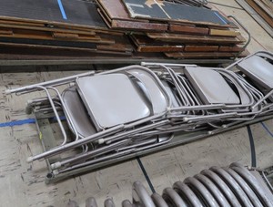 25 METAL FOLDING CHAIRS ON ROLLING CART