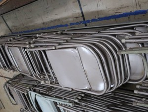 25 METAL FOLDING CHAIRS ON MOVABLE ROLLY CART