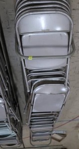 25 FOLDING CHAIRS ON METAL ROLLY CART